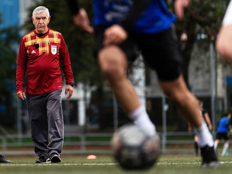 Domare Franco Bastiancich dömer en fotbollsmatch i Korpen