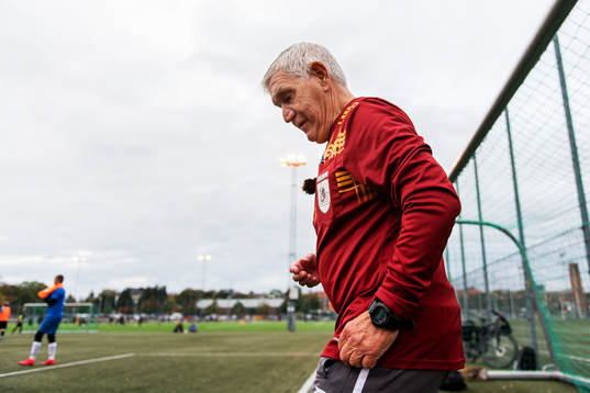 Domare Franco Bastiancich dömer en fotbollsmatch i Korpen