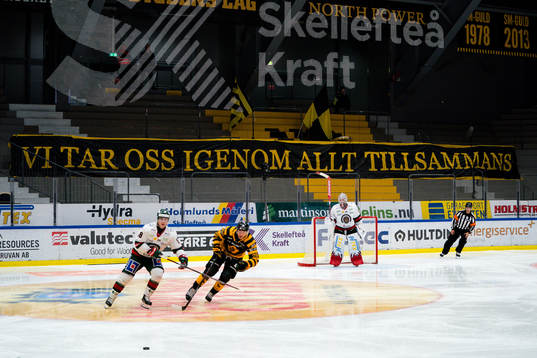 Banderoll från fansen med texten ”Vi tar oss igenom allt