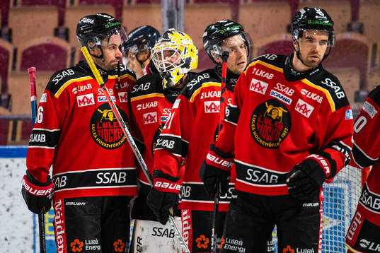 Luleås Niklas Olausson och målvakt David Rautio jublar