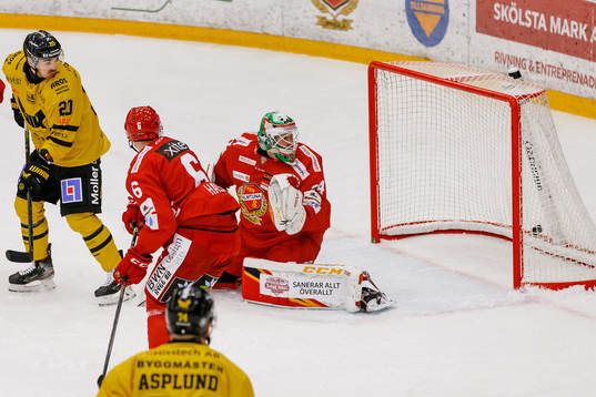 Västerås Viktor Hertzberg, ej i bild, gör 0-2 bakom