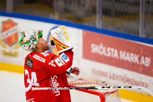 Almtunas målvakt Erik Hanses deppar