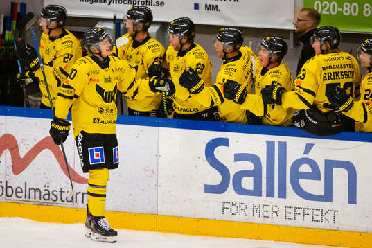 Västerås Isac Skedung jublar med lagkamrater