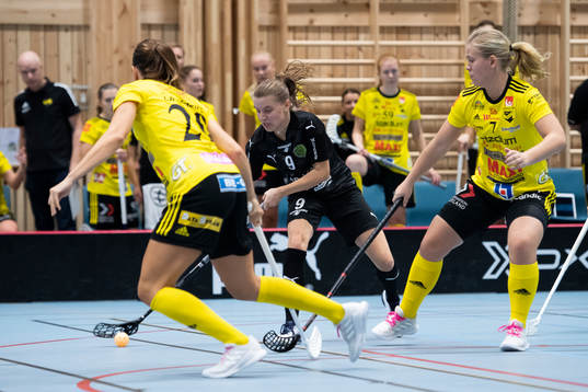 Lunds Minna Karlsson omringad av Endres Isabella Ström och