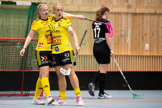 Endres Ellen Bäckstedt och Elin Roos jublar medan Lunds