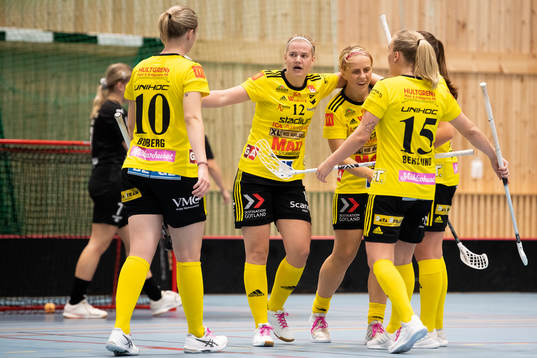 Endres Ellen Bäckstedt och Elin Roos jublar 0efter 2-5