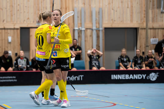 Endres Stephanie Boberg och Linnéa Wallgren jublar