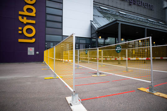 Staket för att undvika trängsel utanför Löfbergs Arena