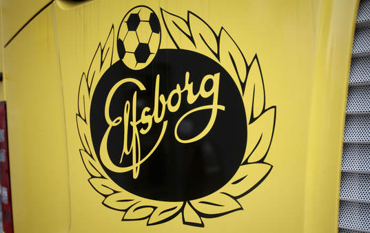 Elfsborgs logo på en buss utanför Behrn Arena