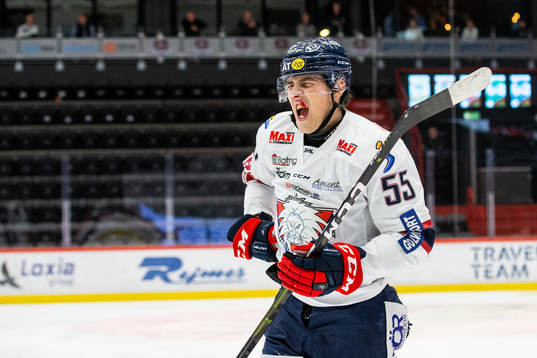 Linköpings Max Lindroth blöder från munnen
