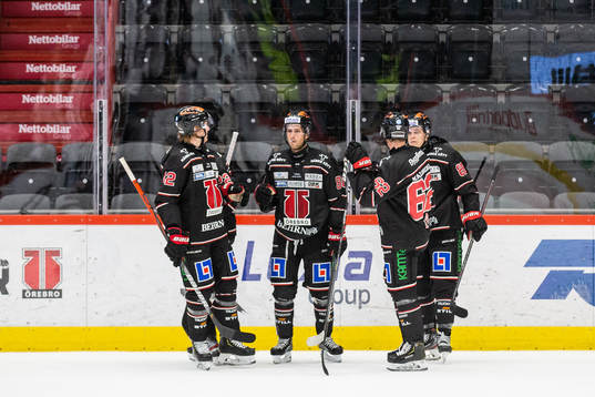 Örebros Mathias Bromé jublar med lagkamrater