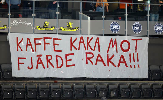 Banderoll med texten kaffe kaka mot fjärde raka
