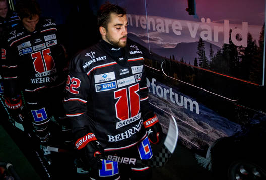Örebros Jonathan Andersson utan hjälm
