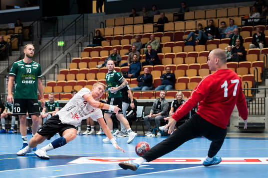 Helsingborgs Michael Andersson gör räddning på skott av
