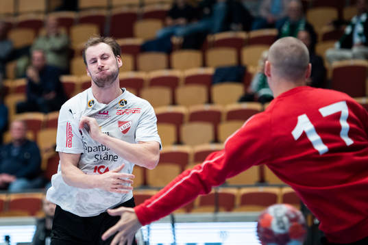 Lugis Viktor Hallén och Helsingborgs målvakt Michael