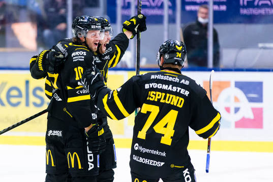 Västerås Lukas Zetterberg (m) gör 3-2 och gratuleras av
