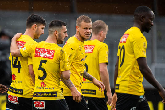 Mjällbys Besard Sabovic jublar med lagkamrater