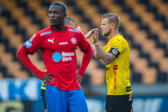 Mjällbys David Löfquist  jublar och Helsingborgs Alhaji