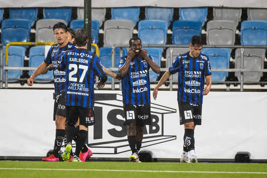 Sirius Mohammed Khalid Saeid jublar med lagkamrater