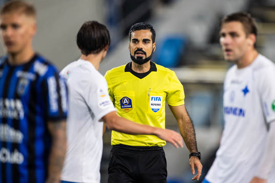 domare Mohammed Al-Hakim och IFK Norrköpings Simon Thern i