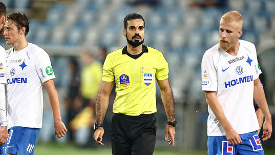 IFK Norrköpings Simon Thern, domare Mohammed Al-Hakim och