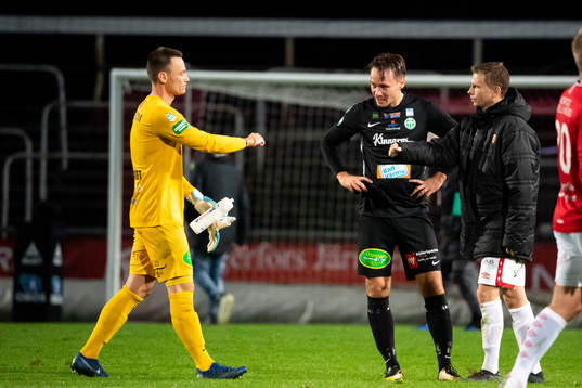 Västerås målvakt Anton Fagerström deppar med lagkamrater