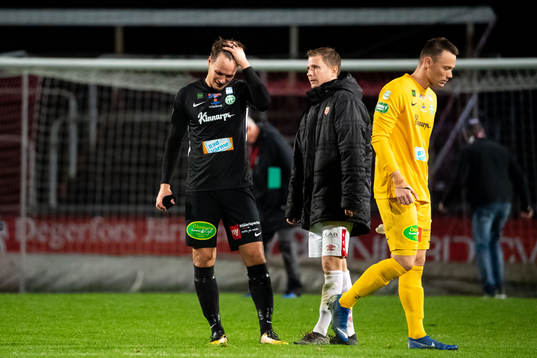 Västerås målvakt Anton Fagerström deppar med lagkamrater