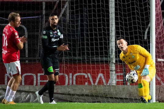 Västerås Sean Sabetkar och målvakt Anton Fagerström