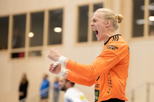 Sävehofs målvakt Bertram Obling jublar