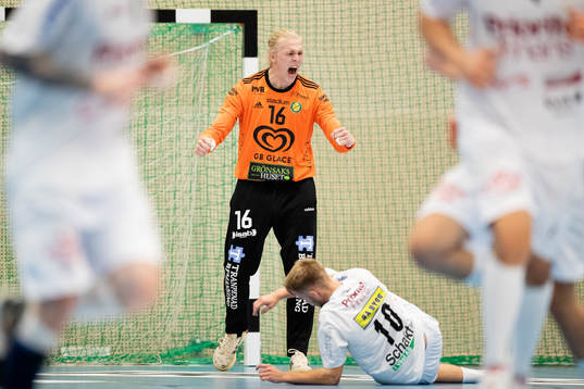 Sävehofs målvakt Bertram Obling jublar