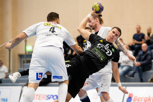Sävehofs Adam Blanche mellan Redbergslids Mario Lipovac
