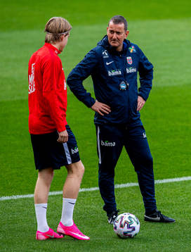 Jens Petter Hauge and Per Joar Hansen, assistant coach of