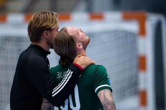 Helsingborgs Emil Hansson tröstas av målvakt Linus Olsson