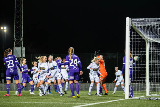 Göteborgs Stina Blackstenius gör 0-7 bakom Jitex målvakt
