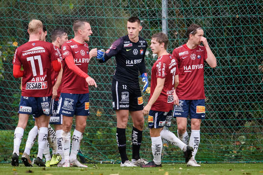 Löddes målvakt Samuel Liljedahl  jublar