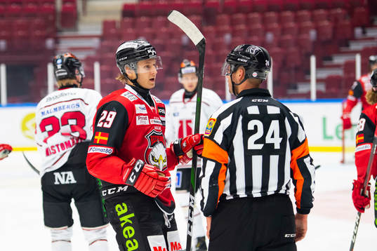 Malmö Redhawks Eric Engstrand i samtal med domare