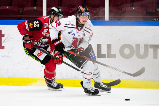 Malmö Redhawks Lars Bryggman jagar Örebros Robin Salo