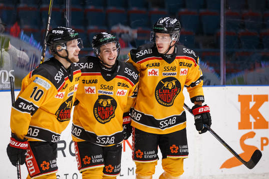 Luleås Isac Brännström jublar med Einar Emanuelsson