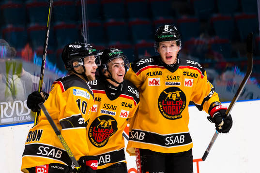 Luleås Isac Brännström gör 1-2 och gratuleras av Einar