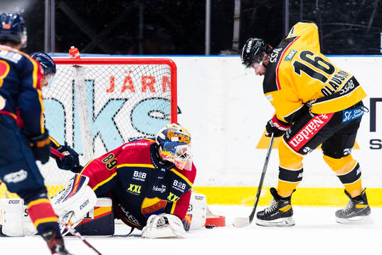Luleås Niklas Olausson försöker trycka in pucken bakom