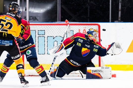 Djurgårdens målvakt Niklas Svedberg med en räddning