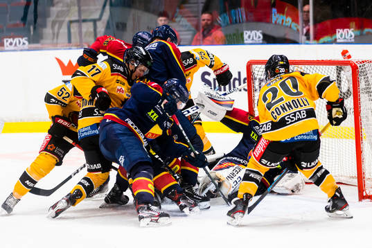 Spelarhög framför Djurgårdens målvakt Niklas Svedberg
