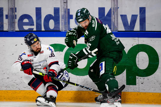 Linköpings Oula Palve och Färjestads Martin Johansson