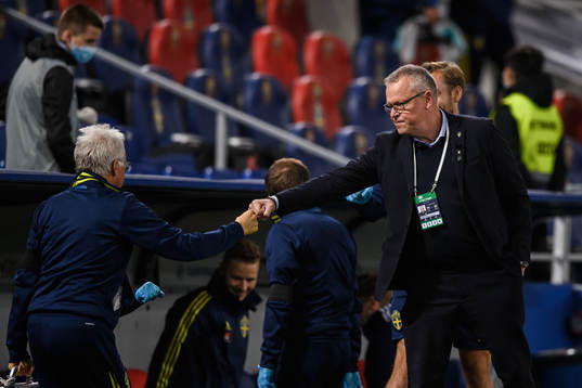 h´H ead coach Janne Andersson of Sweden celebrate