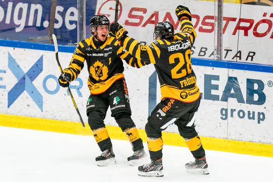 Skellefteås Jesper Frödén och Andreas Wingerli jublar