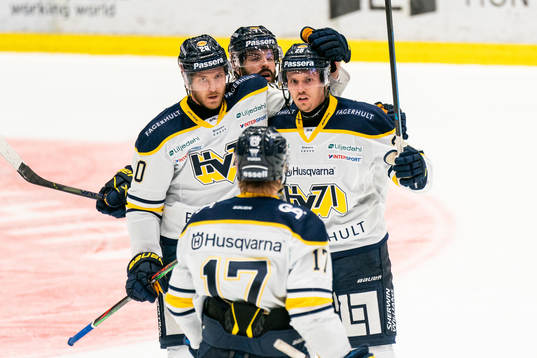 s Johannes Kinnvall, Linus Sandin och Emil Johansson jublar