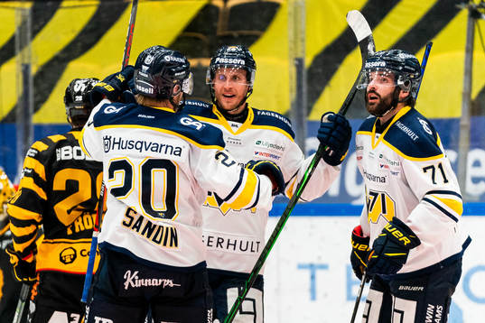 s Linus Sandin, Johannes Kinnvall och Linus Fröberg jublar