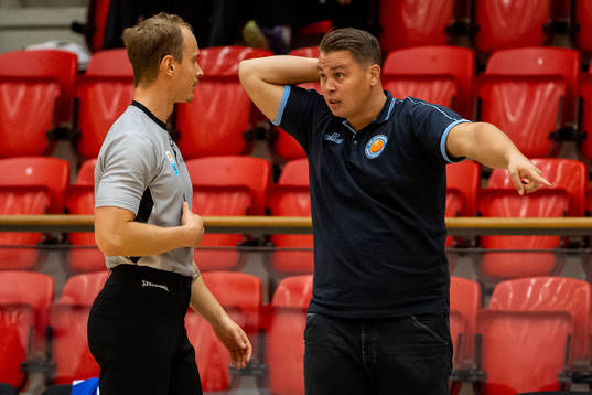 Domare Charlie Lundgren i samtal med Helsingborgs Head