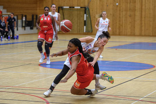 Helsingborgs Isabelle Finke och Högsbos Makolla Touré
