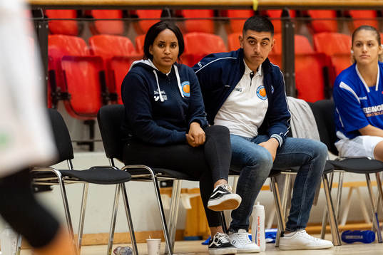 Helsingborgs assisterande Coacher Yohanna Araya och Puja